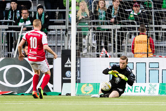 Kalmars Tobias Eriksson och Hammarbys målvakt Ögmundur