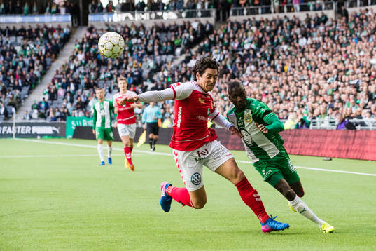 Kalmars Marko Biskupovic i kamp om bollen med Hammarbys Pa