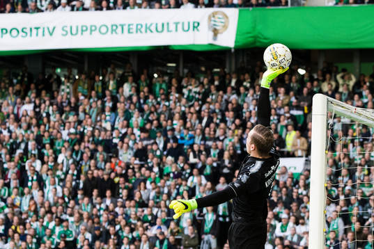 Hammarbys målvakt Ögmundur Kristinsson med en räddning