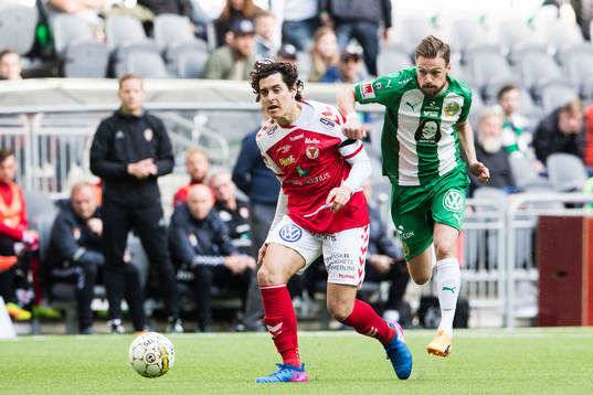 Kalmars Marko Biskupovic jagas av Hammarbys Arnór Smárason