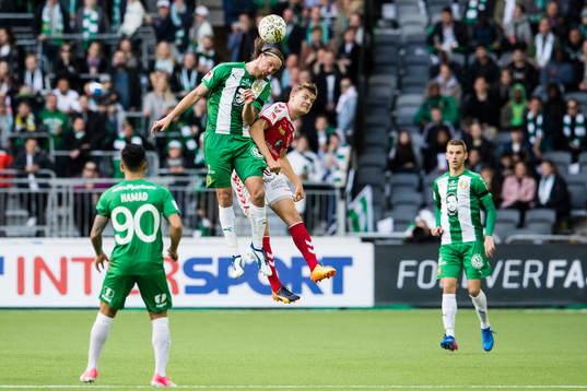 Hammarbys Björn Paulsen i en nickduell med Kalmars Svante