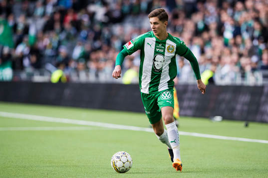 Hammarbys Leo Bengtsson med bollen