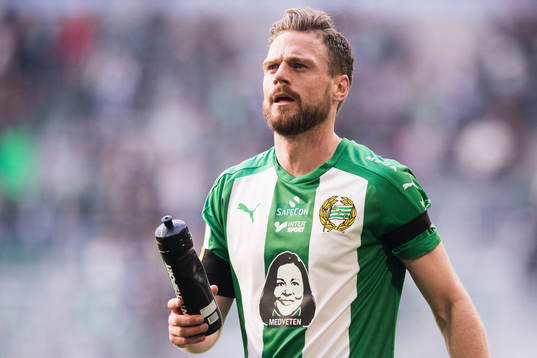 Hammarbys Arnór Smárason med ett sorgeband