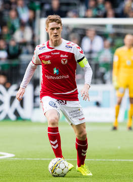 Kalmars Rasmus Elm med bollen