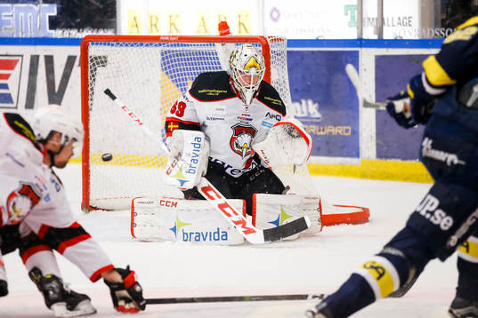 s Kevin Stenlund gör 1-0 bakom Malmö Redhawks målvakt