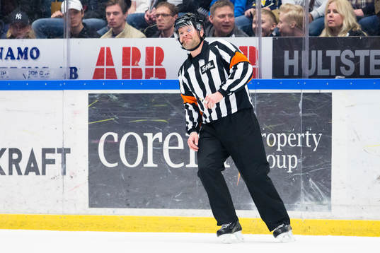 Domare Patrik Sjöberg har ont