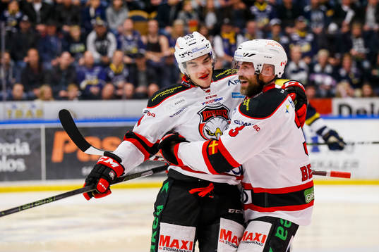 Malmö Redhawks Lukas Haudum och André Benoit  jublar