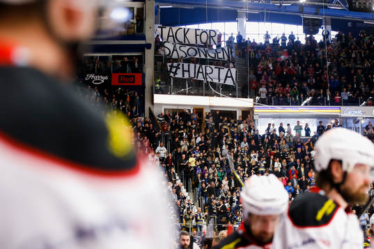 Malmö Redhawks supportrar med banderoll