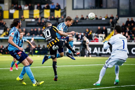 Djurgårdens Jacob Une Larsson och Häckens Paulinho