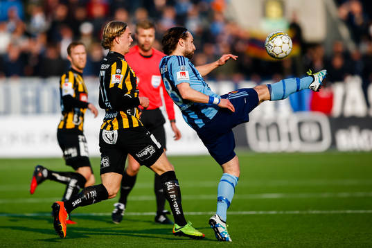 Djurgårdens Kevin Walker och Häckens Gustav Berggren