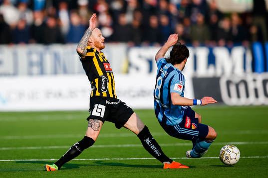 Djurgårdens Kevin Walker och Häckens Alexander Farnerud