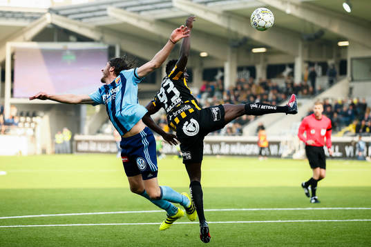 Djurgårdens Jonas Olsson och Häckens Alhassan Kamara