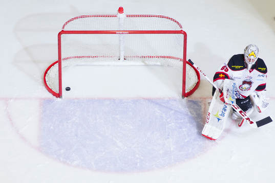 Malmö Redhawks målvakt Oscar Alsenfelt deppar
