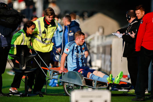 Djurgårdens Gustav Engvall  lämnar planen skadad