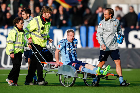 Djurgårdens Gustav Engvall  lämnar planen skadad