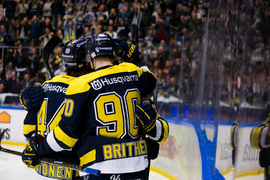 s Mikko Lehtonen och Ted Brithén jublar