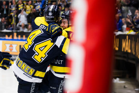 s Mikko Lehtonen och Filip Sandberg jublar