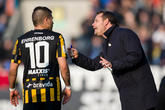 Häckens Paulinho i samspråk med tränare Mikael Stahre