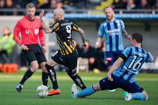 Häckens Alexander Farnerud vänder bort Djurgårdens Kim