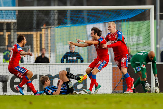 IFK Göteborgs Mikkel Diskerud jublar med Tobias Hysen  och