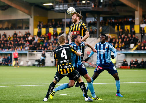 Häckens Emil Wahlström i kamp mot Djurgårdens Jonas