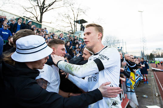 IFK Göteborgs målvakt Pontus Dahlberg hälsar på
