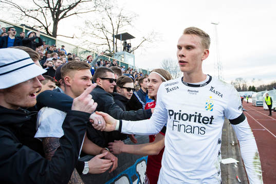 IFK Göteborgs målvakt Pontus Dahlberg hälsar på