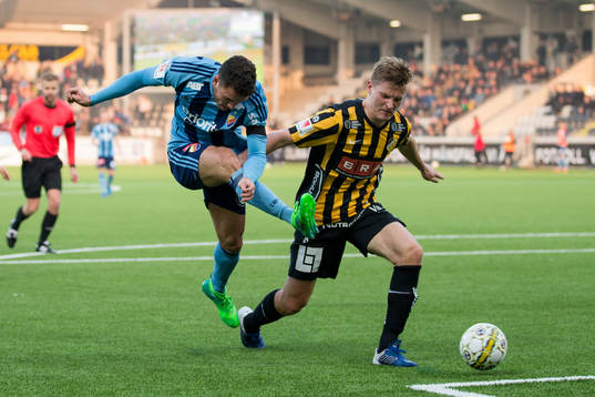 Djurgårdens Kerim Mrabti skjuter ett skott