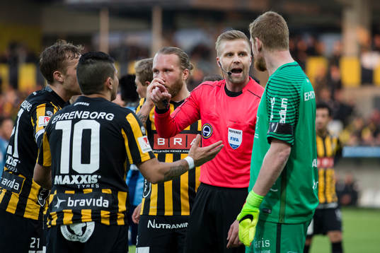 Domare Glenn Nyberg pratar med Häckens målvakt