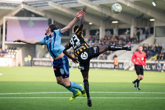 Djurgårdens Jonas Olsson i nickduell med Häckens Alhassan