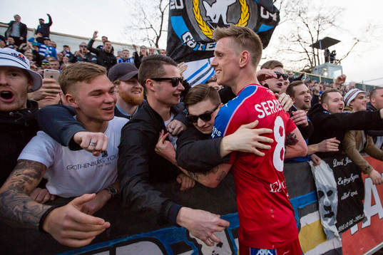 IFK Göteborgs Sören Rieks firar med fansen