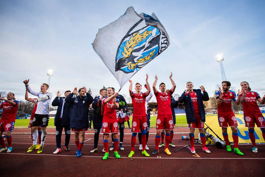 IFK Göteborgs spelare firar med fansen