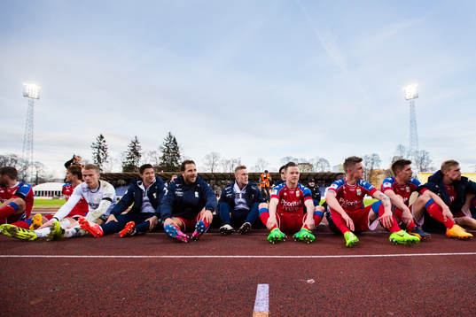 IFK Göteborgs spelare sitter på marken på uppmaning av