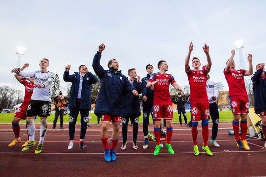 IFK Göteborgs spelare firar med fansen