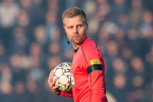 Domare Glenn Nyberg på väg in