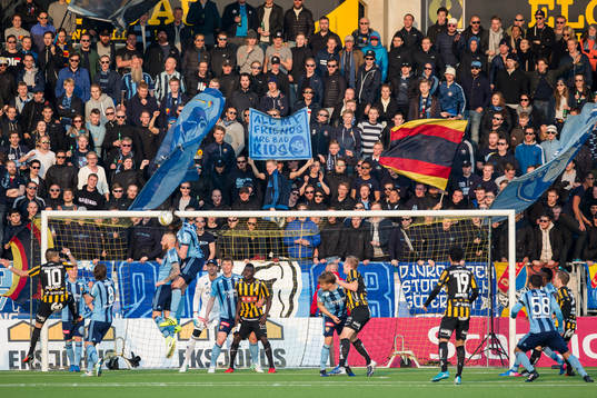 Djurgårdens Jonas Olsson nickar undan i eget straffområde