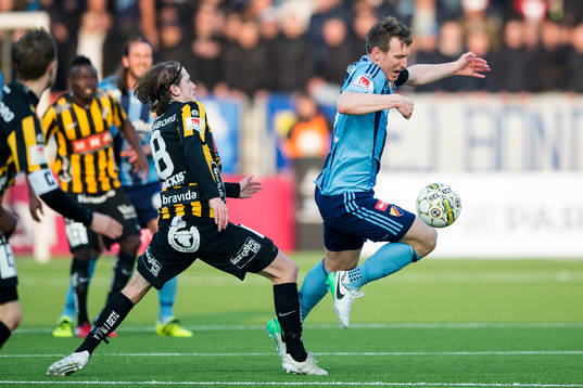 Häckens Erik Friberg fäller Djurgårdens Kim Källström