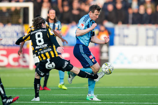 Häckens Erik Friberg fäller Djurgårdens Kim Källström
