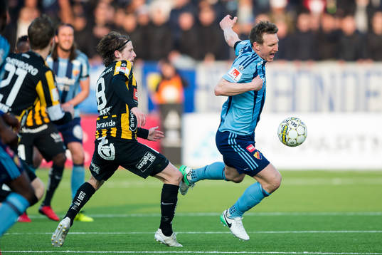 Häckens Erik Friberg fäller Djurgårdens Kim Källström