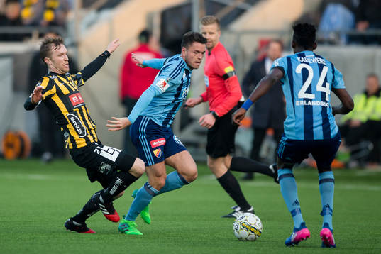 Häckens Rasmus Lindgren försöker stoppa Djurgårdens