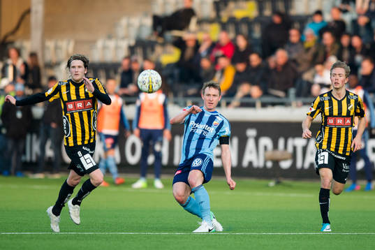 Djurgårdens Kim Källström slår en crossboll