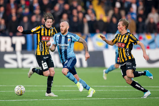 Djurgårdens Magnus Eriksson mellan Häckens Erik Friberg