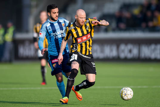 Häckens Alexander Farnerud före Djurgårdens Othman El