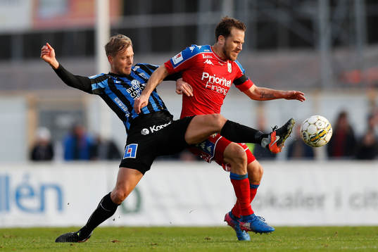 Sirius Christer Gustafsson i kamp om bollen med IFK
