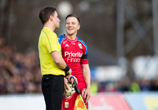 IFK Göteborgs Scott Jamieson ser glad ut i en diskussion