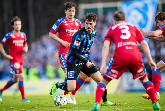 Sirius Ante Björkebaum omgiven av IFK Göteborgsspelare