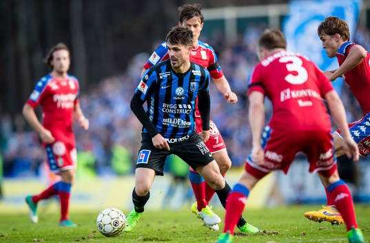 Sirius Ante Björkebaum omgiven av IFK Göteborgsspelare