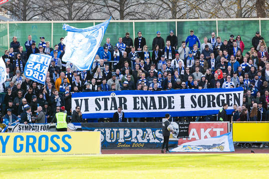 IFK Göteborgs supportrar med en banderoll angående