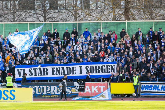 IFK Göteborgs supportrar med en banderoll angående