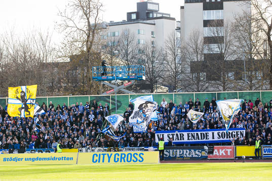 IFK Göteborgs supportrar med en banderoll angående